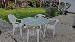 Outdoor dining - Delightful Spacious 3-bedroom Home in Silicon Valley (Santa Clara)