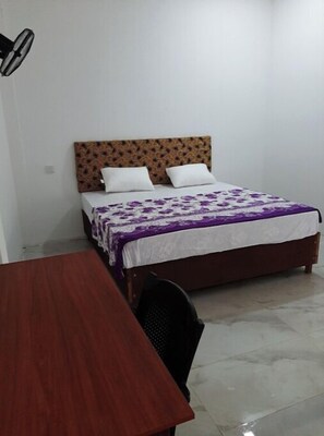 1 bedroom, desk, WiFi, bed sheets