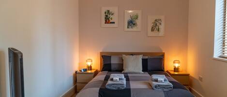 2 bedrooms, in-room safe, desk, iron/ironing board