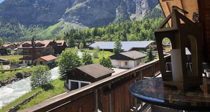 Ruhige, topmodern ausgestattete Wohnung im Chalestyl mitten im Dorf