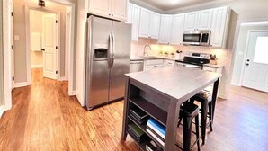 Coffee/tea maker, fridge, microwave, oven - *New* Beautiful 2 Bedroom in Downtown Paducah (Paducah)