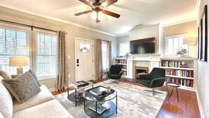 Smart TV, books - *New* Beautiful 2 Bedroom in Downtown Paducah (Paducah)