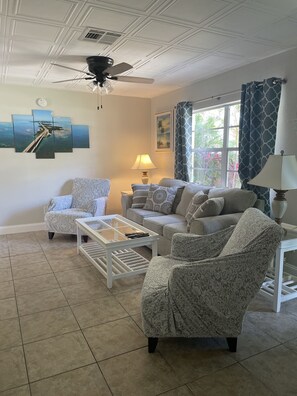 Smart TV - ❤️Take a stroll along the RIVERWALK PETS WELCOME🐩🐈 FISHING 🐠🐟ACROSS THE STREET (New Port Richey)