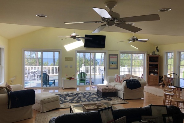 TV, lettore DVD, tavolo da ping pong, libri