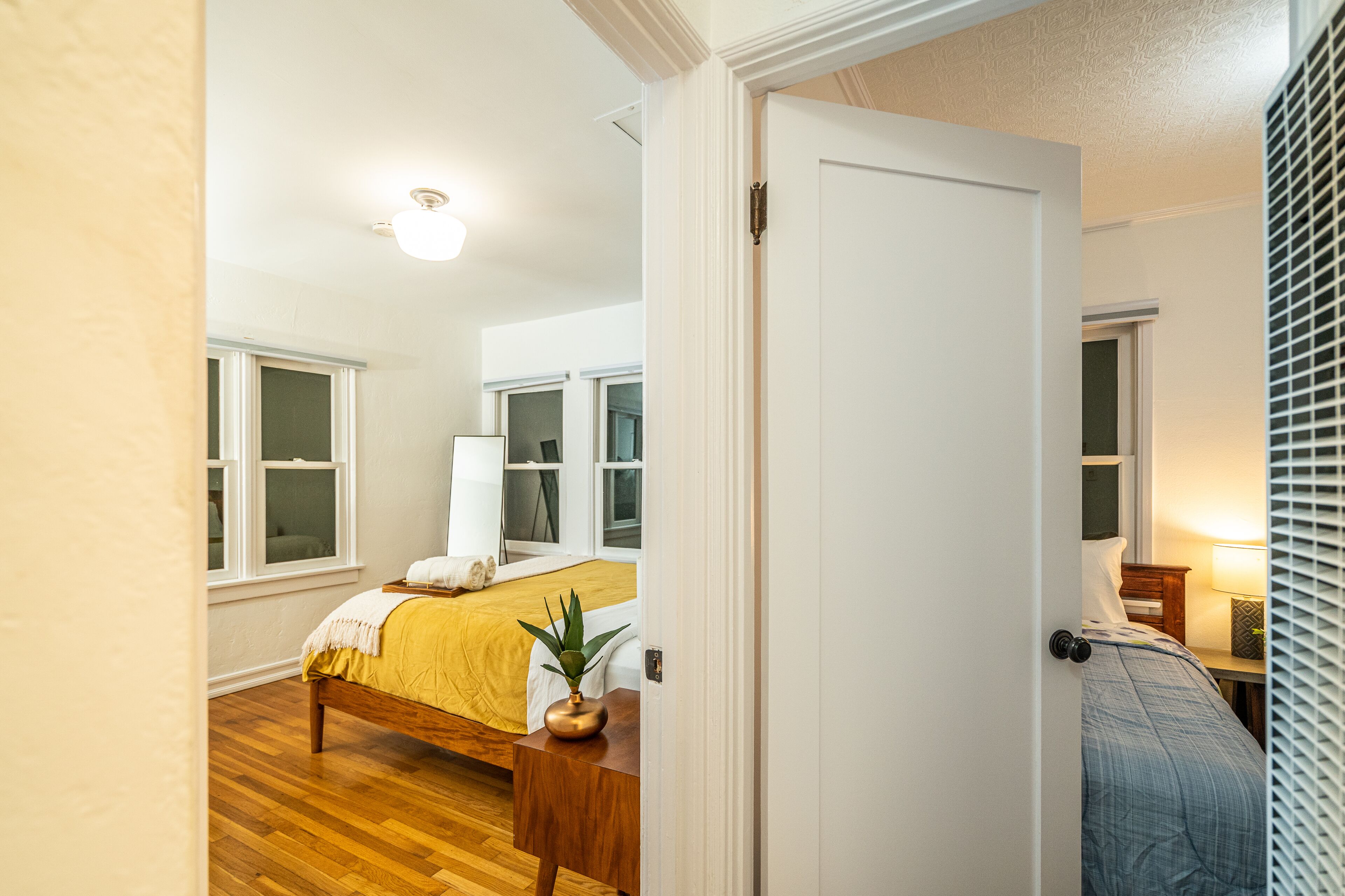 2 slaapkamers, een bureau, een strijkplank/strijkijzer, reisbedje