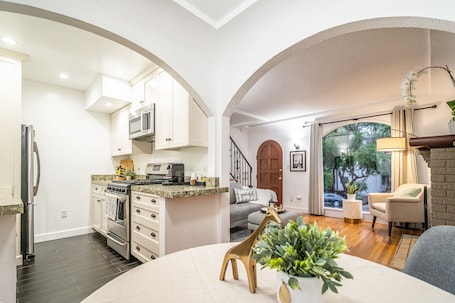 Interior. Cozy 2Bed 1BA Bankers Hill Residence with Parking, no chores!