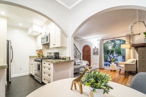 Cozy 2Bed 1BA Bankers Hill Residence with Parking, no chores! 