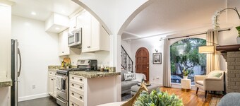 Cozy 2Bed 1BA Bankers Hill Residence with Parking, no chores! 