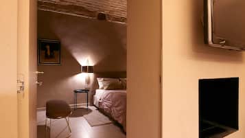 1 habitación, caja de seguridad en la habitación y escritorio