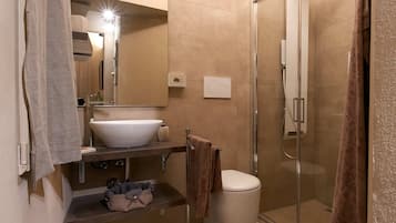 Regadera, amenidades de baño ecológicas, secadora de cabello, batas