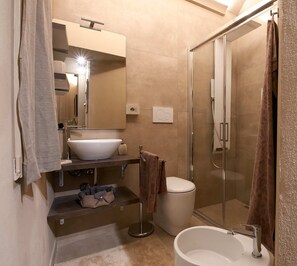 Dusche, umweltfreundliche Kosmetikartikel, Haartrockner, Bademäntel