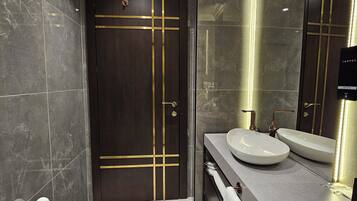 Family Suite | Bathroom | Free toiletries, hair dryer, bathrobes, slippers