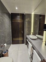 Family Suite | Bathroom