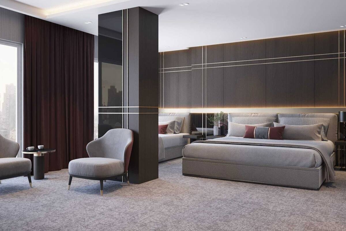 Une chambre moderne dotée d’un grand lit, d’un coin salon et offrant une vue sur la ville.