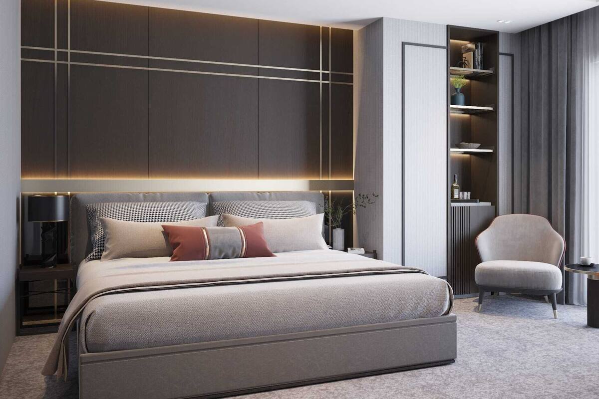 Une chambre moderne avec un grand lit, des tables de chevet, une chaise et une bibliothèque intégrée.