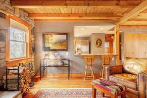 Télévision, cheminée, livres