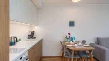 Apartamento Confort | Cocina privada | Cafetera o tetera, hervidor eléctrico, trona infantil y mesa de comedor