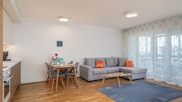 Apartament Comfort | Sala d'estar | Televisor LCD de 50 polzades amb canals digitals, televisor i Netflix