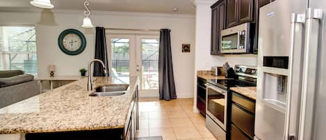 Coffee/tea maker, fridge, microwave, oven