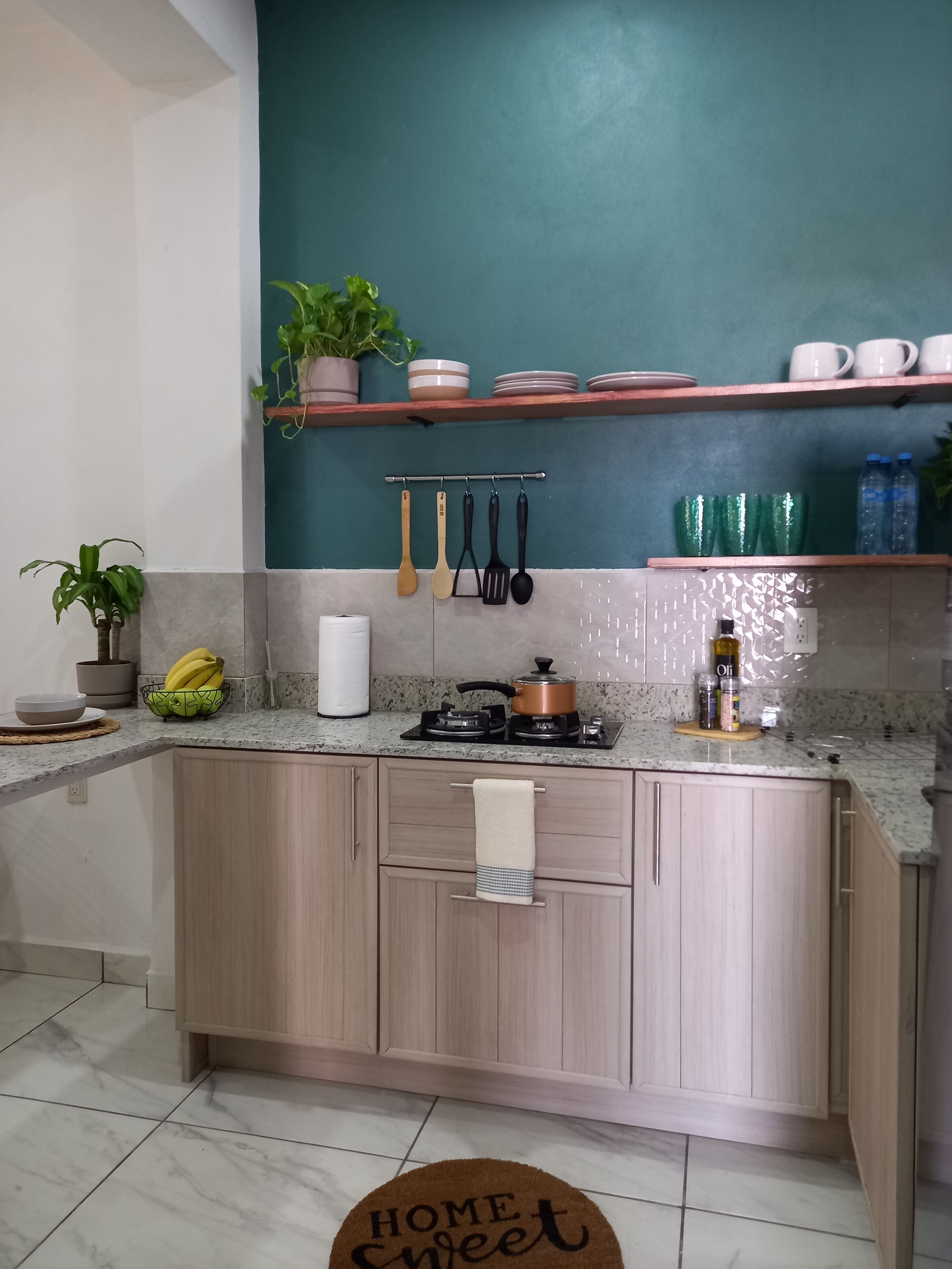 Geladeira, cooktop, cafeteira/chaleira, torradeira