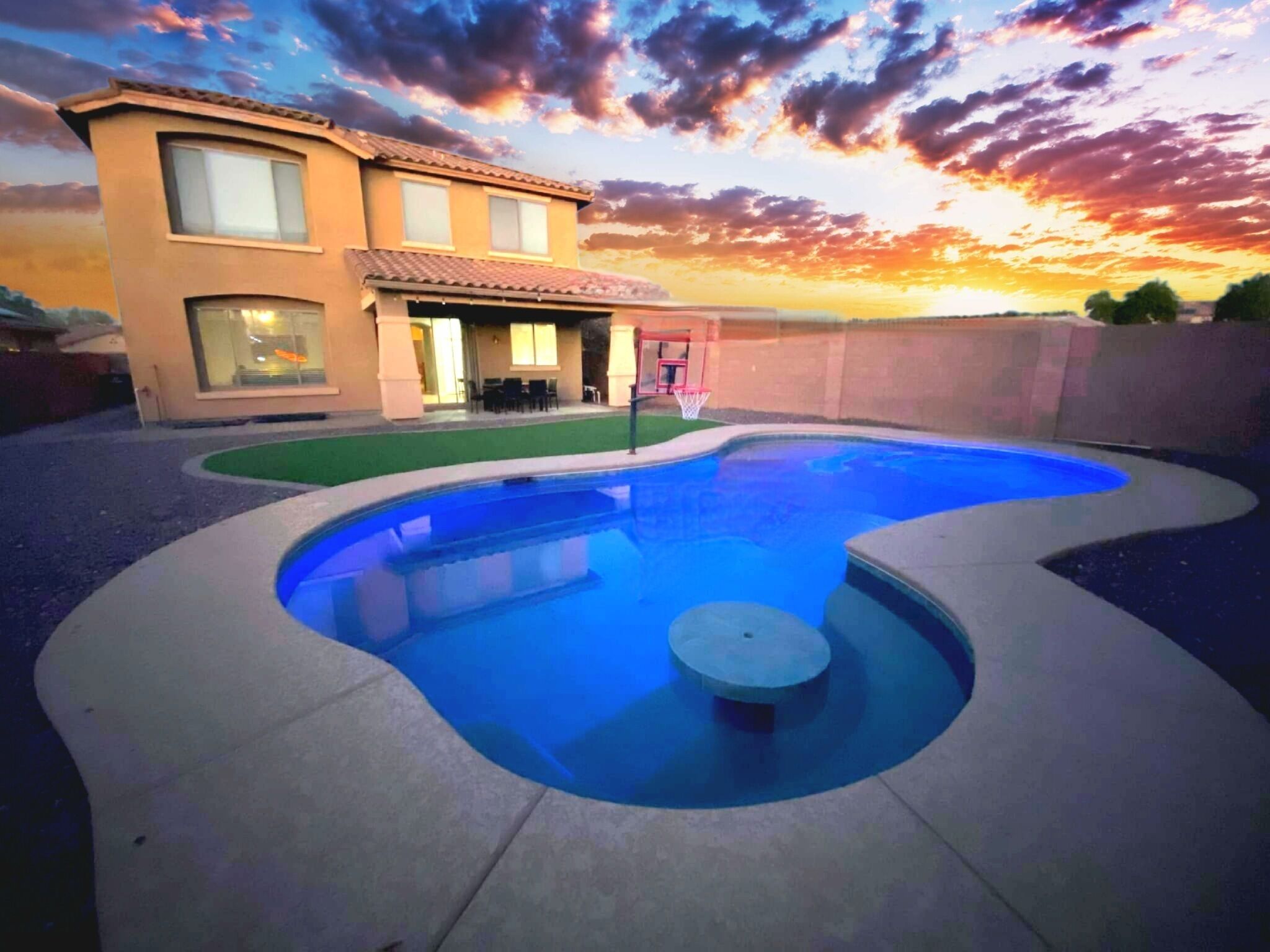 Cozy 5-Bedroom Oasis with a Pool