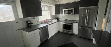 冷蔵庫、電子レンジ、オーブン、コンロ