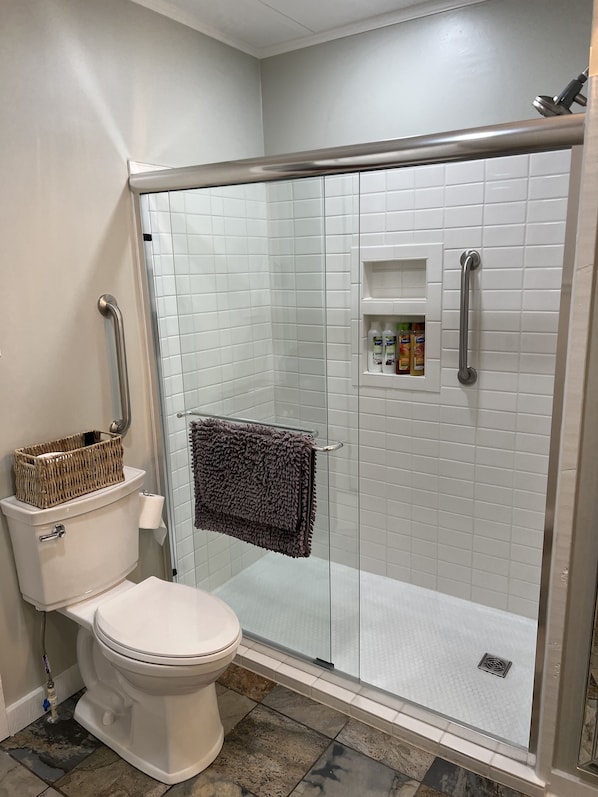 Shower, hair dryer, towels, soap - Nina’s on Main is 5 mins from The Ark Encounter (Williamstown)