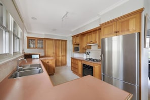 Fridge, microwave, oven, stovetop - Four bedroom getaway close to the beach (Warrnambool)