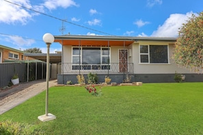 Exterior - Four bedroom getaway close to the beach (Warrnambool)
