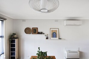 Interior - Four bedroom getaway close to the beach (Warrnambool)