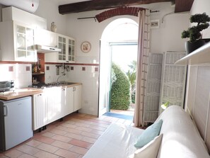 Jääkaappi, mikroaaltouuni, uuni, liesi