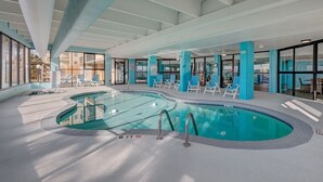 Ein Innenpool mit großen Glaswänden, blauen Stühlen und einer Tiefenmarkierung von 6 Fuß.