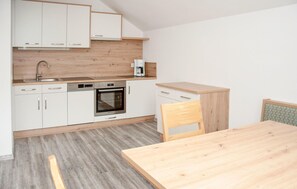 Kühlschrank, Mikrowelle, Herdplatte, Geschirrspüler