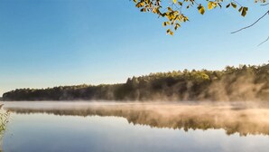 A calm lake with a forested shoreline and a clear sky. - Beautiful apartment in Moryn with WiFi (Moryn)