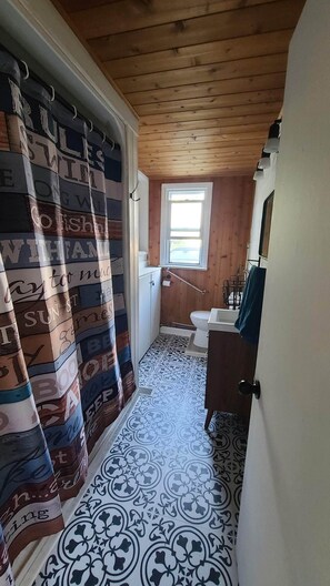 Duschwanne, Haartrockner, Handtücher, Toilettenpapier