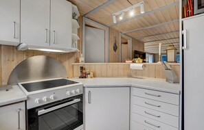 ثلاجة، موقد طهي مسطح، غسالة أطباق، ماكينة لصنع القهوة/الشاي