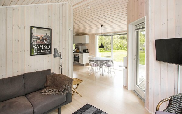 TV, fireplace - 2 bedroom pet friendly home in Samsø (Samsø)