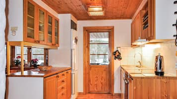 Jääkaappi, liesi, astianpesukone, kahvin-/teenkeitin