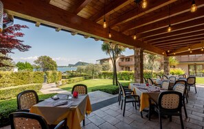 Outdoor dining - Beach front apartment (Manerba del Garda (BS))