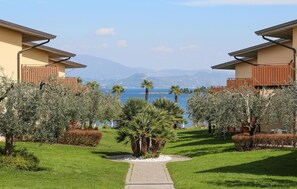 Property grounds - Beach front apartment (Manerba del Garda (BS))