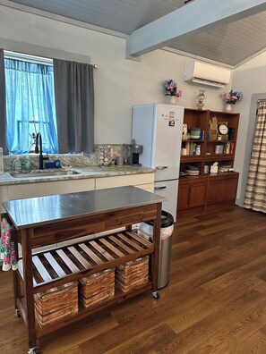 Fridge, microwave, oven, coffee/tea maker