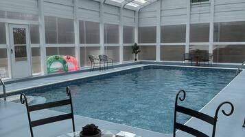 Innendørsbasseng og et oppvarmet basseng