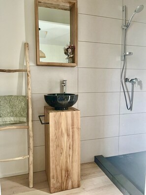 Shower, towels, toilet paper - The little house on the edge of the woods (Frayssinet-le-Gélat)