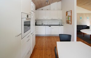 Kylskåp, mikrovågsugn, spishäll och diskmaskin