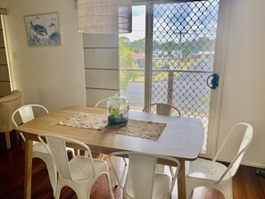 Dining - Quiet Queenslander 600m from the beach! (Urangan)