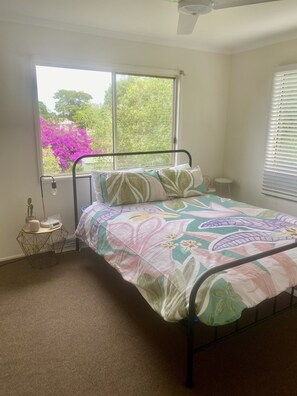 4 bedrooms, WiFi, bed sheets - Quiet Queenslander 600m from the beach! (Urangan)