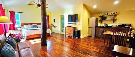 Una Smart TV, un reproductor de DVD, una videoteca