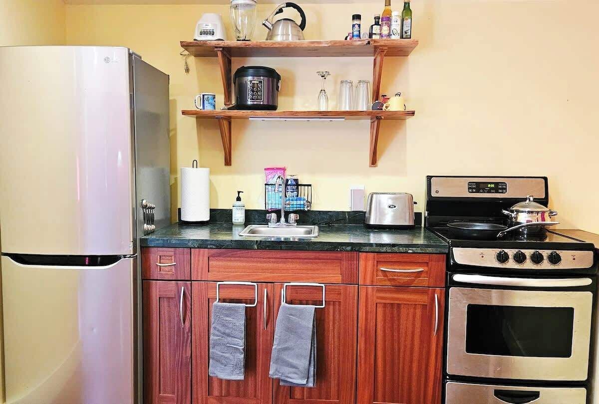 Refrigerador, microondas, horno y parrilla de estufa 