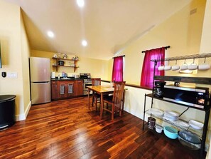 雪櫃、微波爐、焗爐、爐具