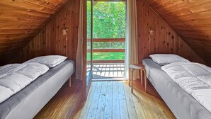 A small, wooden cabin with two single beds and a small table. - Beautiful home in Samsø with WiFi (Samsø)